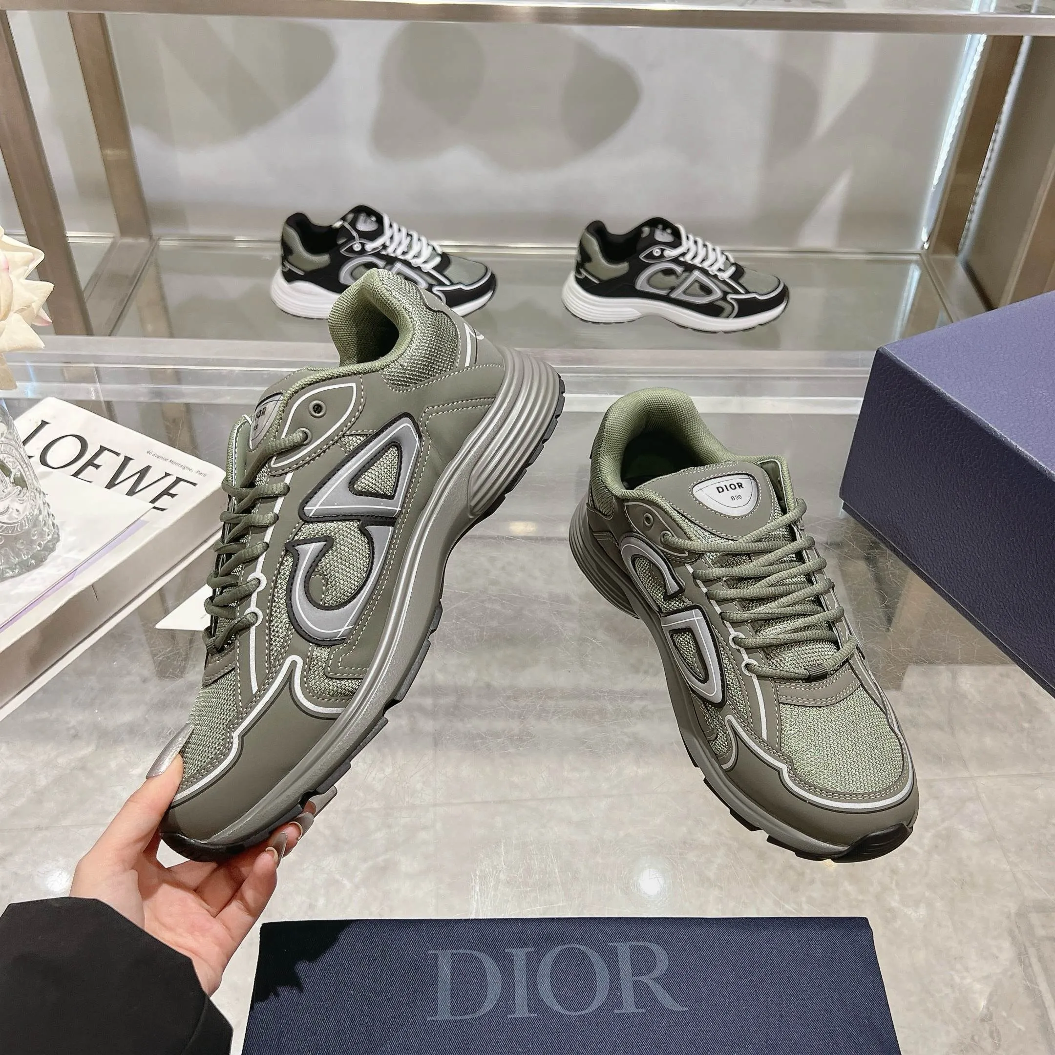 👟👟Ex-factory price 520👟👟 H612 high version B30 low-top sneakers are one of the flagship styles of this series. Crafted from mesh and technical fabrics, it's finished with a reflective 'CD30' graphic and 'DIOR B30' and 'CD30' logos on the heel and tongue. The extra-light, sculpted rubber sole adds style with signature accents, while internal stretch details create ideal comfort. Can be paired with a variety of casual looks to show a fashionable, modern and sporty style. ✅Size: 35-47 (45-46-47 customized, non-returnable and non-exchangeable) ✅Sole material: Original ultra-light IP sole ✅Packaging: Brand new counter packaging
